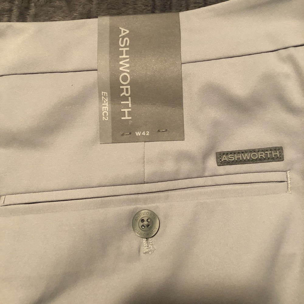 Men’s 42’ waist Golf Shorts with tags